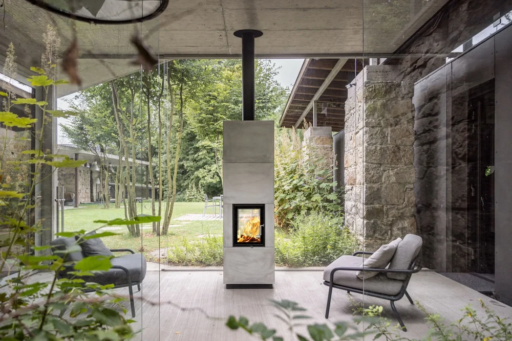 Průhledový krb HOXTER BLOX H60T v moderním interiéru
